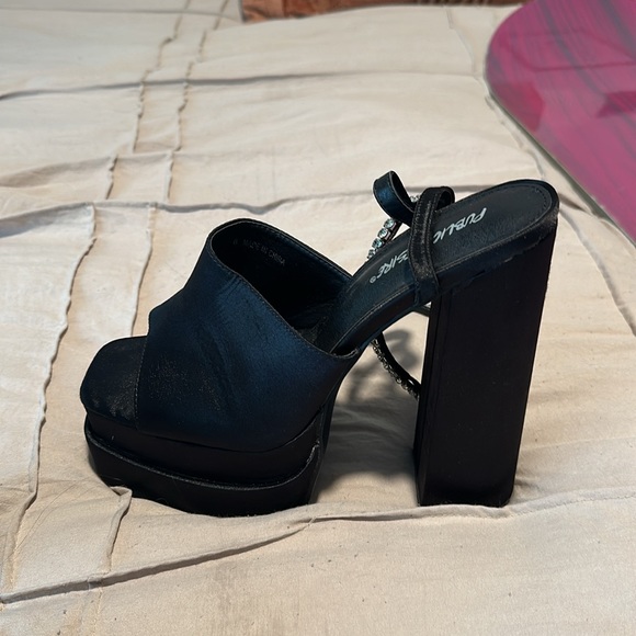 Platform peeptoe black satin heels with rhinestone ankle clasp size 9 - Picture 2 of 2